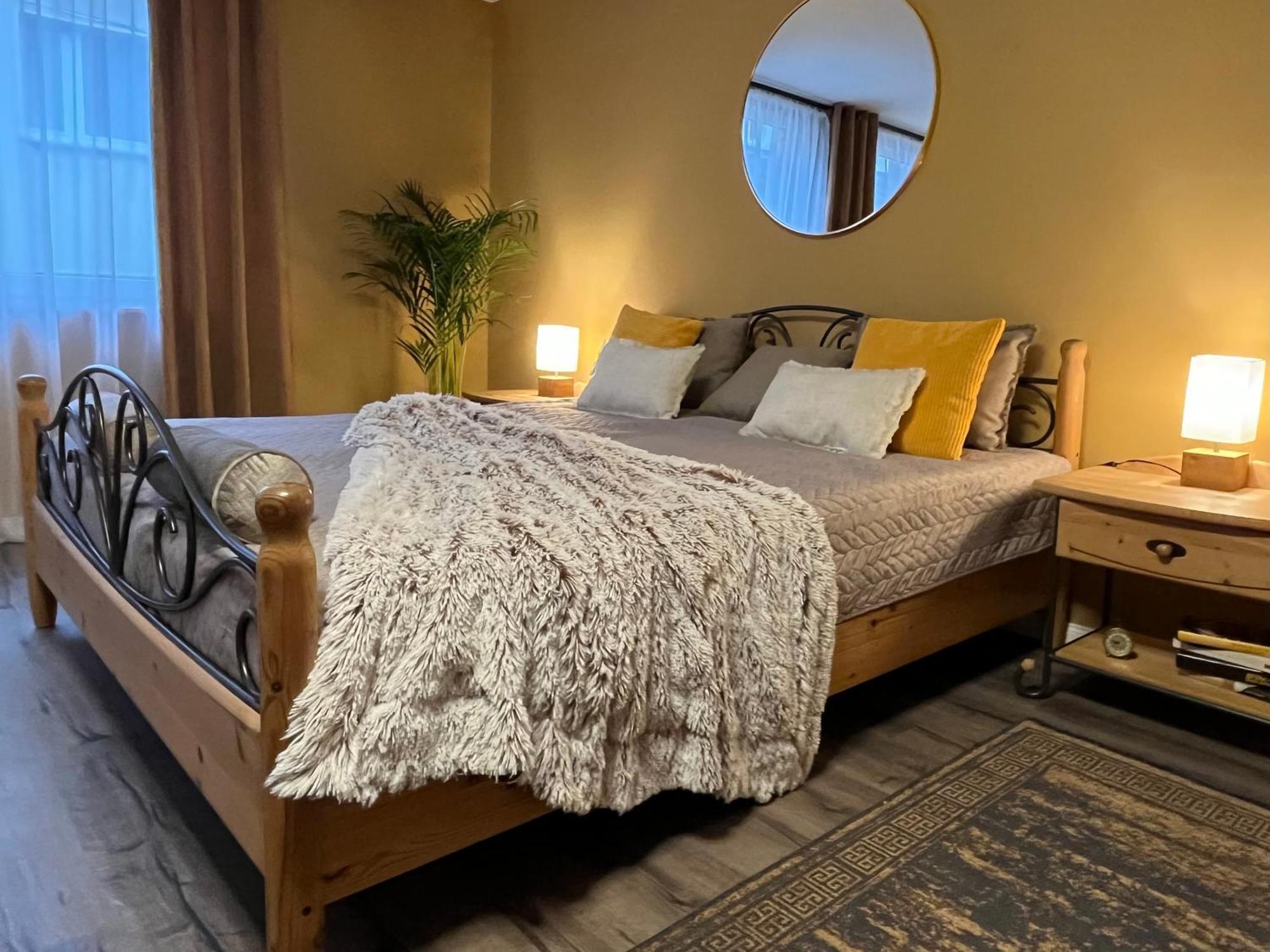 Terracotta Apartment - Zentral, Parken, Netflix, Kontaktloses Einchecken, Kingsize-Bett Вупперталь Экстерьер фото